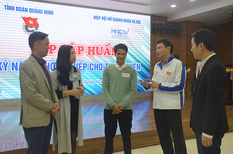 Đồng chí Lê Hồng Sơn, Bí thư Tỉnh đoàn chia sẻ với các học viên về những định hướng phát triển của tỉnh.