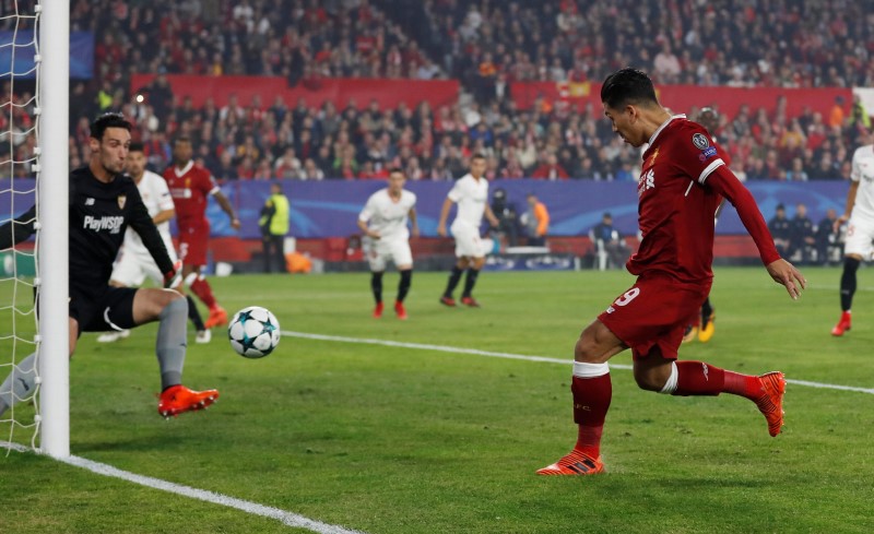  Pha dứt diểm mở tỉ số cho Liverpool của Firmino. Ảnh: REUTERS