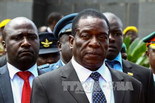 Ông Emmerson Mnangagwa (giữa) trong một sự kiện tại Harare, Zimbabwe ngày 7/1. Ảnh: AFP/TTXVN