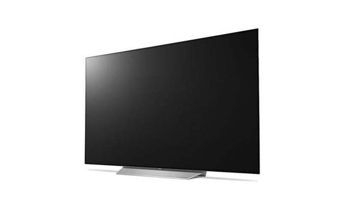 Tivi LG 55C7V màn hình OLED 55 inch có giao diện sử dụng thân thiện được nhiều người sử dụng đặt trong phòng khách.