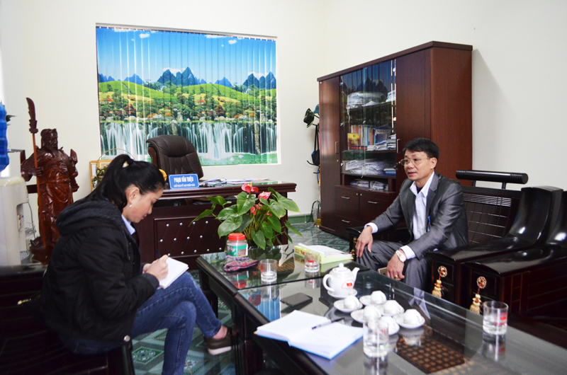 Phóng viên Báo Quảng Ninh làm việc với lãnh đạo UBND phường Minh Thành liên quan tới nội dung làm đường ống cấp nước sạch tại hai khu Yên Lập Đông và Yên Lập Tây