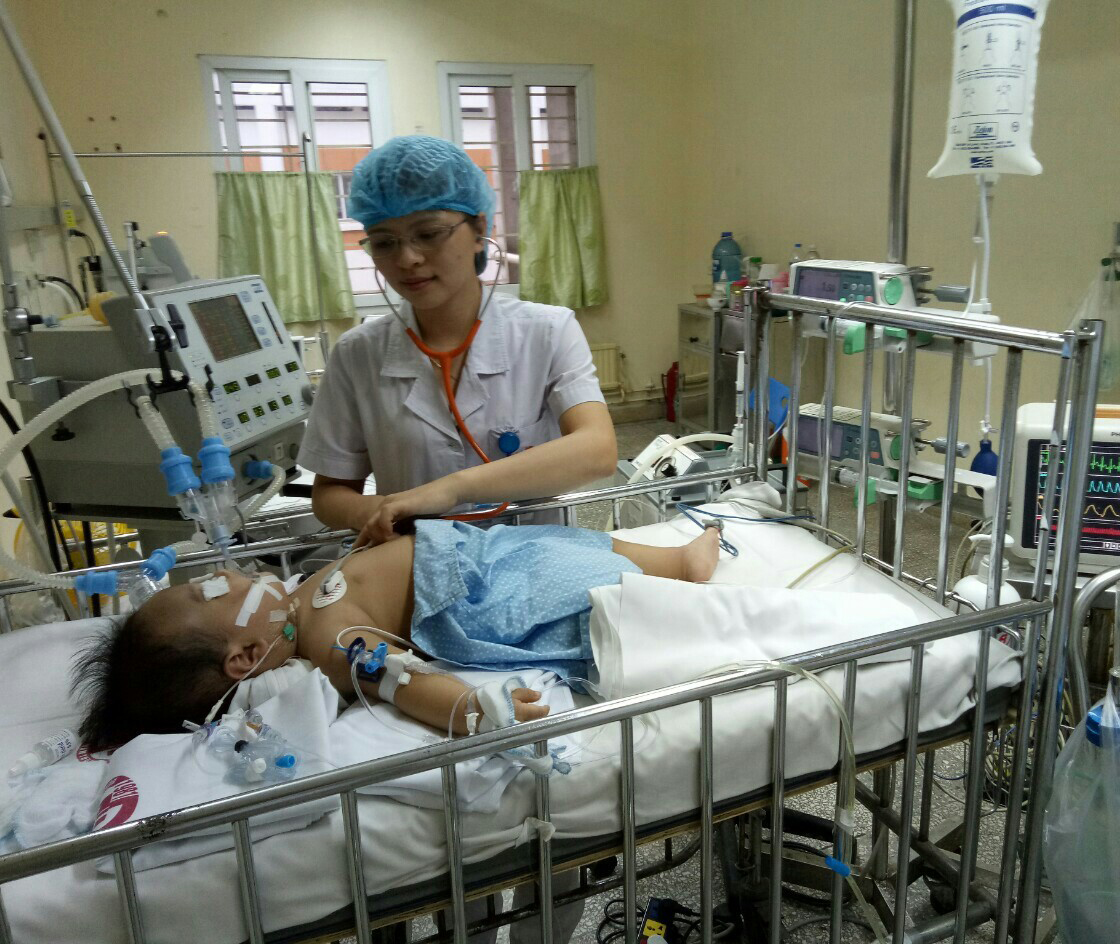 bé Dương Vũ Phú Quý, 8 tháng tuổi, trú tại xã Cẩm La, TX Quảng Yên bị suy tim cấp, suy thận cấp do nhiễm trùng huyết và suy hô hấp