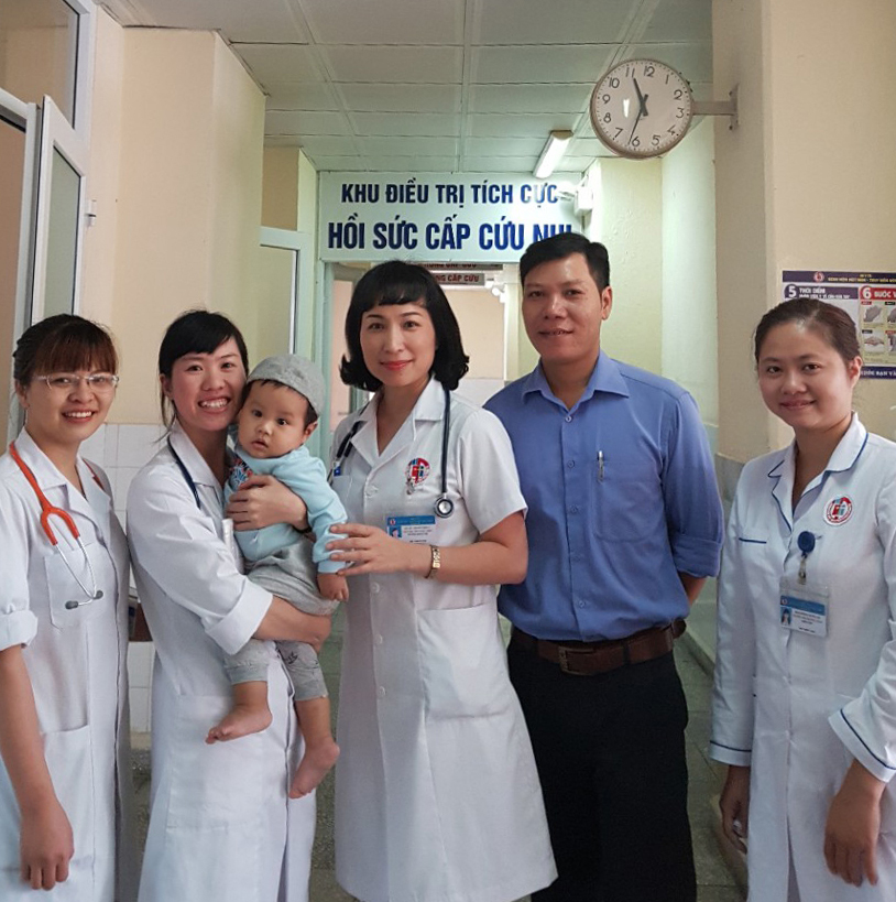 bé Dương Vũ Phú Quý, 8 tháng tuổi, trú tại xã Cẩm La, TX Quảng Yên bị suy tim cấp, suy thận cấp do nhiễm trùng huyết và suy hô hấp