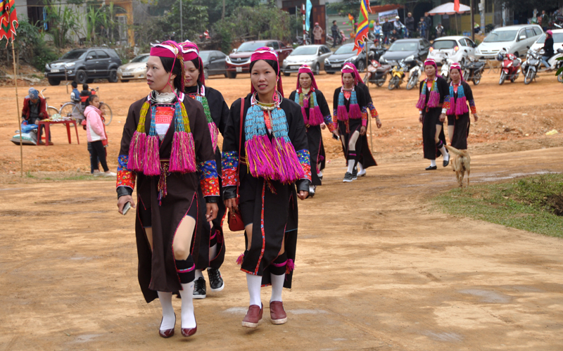 Chị em phụ nữ Dao Thanh Y huyện Bình Liêu trong trang phục truyền thống dự Lễ hội đình Lục Nà năm 2017. Ảnh: Đại Dương