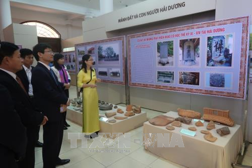 Các đại biểu tham quan trưng bày Di sản văn hóa thời Lý - Trần. 