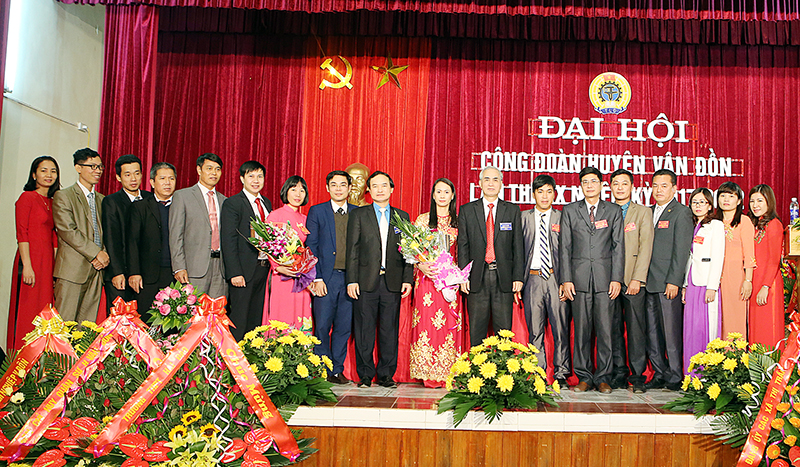 BCH Công đoàn huyện Vân Đồn khóa IX, nhiệm kỳ 2017 - 2022 ra mắt Đại hội.