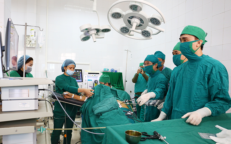 Các bác sĩ TTYT huyện Hoành Bồ thực hiện ca phẫu thuật.