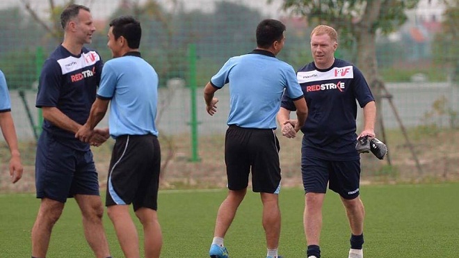 Ryan Giggs cùng các thành viên thuộc ekip sang Việt Nam đã có trận đấu giao hữu với các thành viên trong BHL của PVF - Ảnh: Hoàng Anh