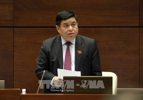 Bộ trưởng Bộ Kế hoạch và Đầu tư Nguyễn Chí Dũng báo cáo giải trình về phát triển đặc khu kinh tế. Ảnh: Văn Điệp/TTXVN