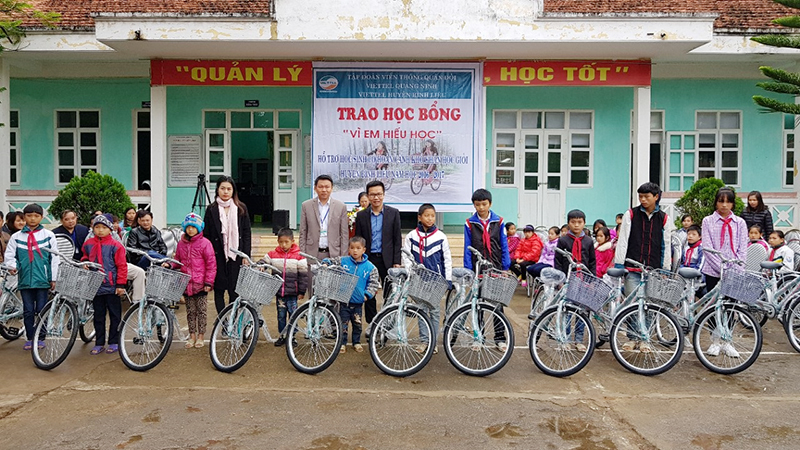 70 bicycles (VND 1 million for each) were granted to 70 the poor but outstanding pupils in Binh Lieu