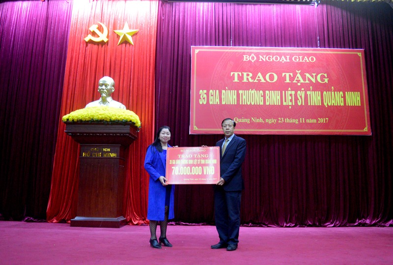 Đồng chí Hoàng Xuân Hải, Vụ trưởng, Chủ tịch Công đoàn Bộ Ngoại giao trao biển tượng trưng cho TP Hạ Long. 