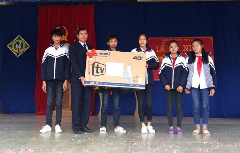 Lãnh đạo Công an huyện Tiên Yên trao tặng ti vi cho thày trò nhà trường