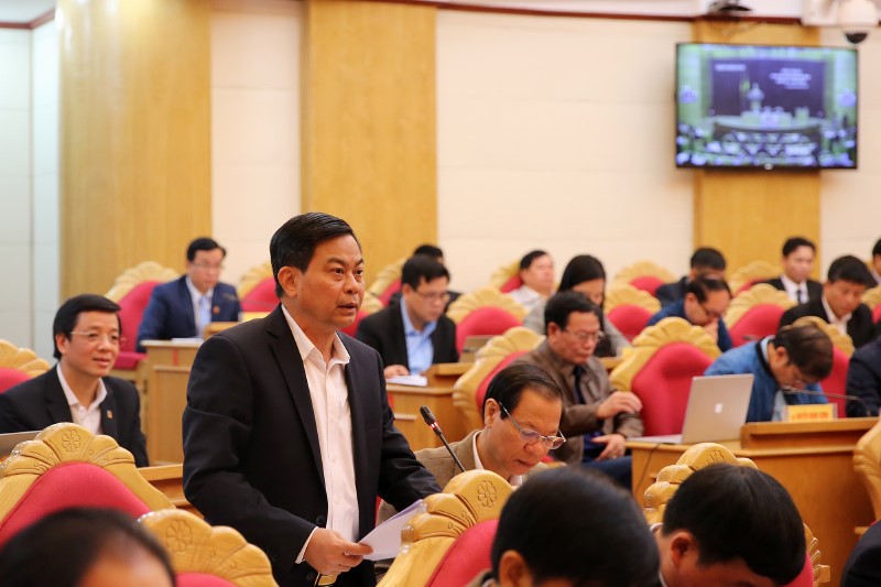 Bí thư Thành ủy Hạ Long Trần Đức Lâm tham gia ý kiến tại Hội nghị. 