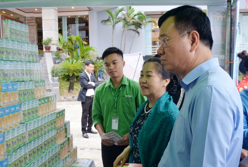 Lãnh đạo Tổng LĐLĐ Việt Nam và Ban Dân vận Tỉnh ủy tham quan gian hàng  giảm giá của Công ty Thực phẩm dinh dưỡng Nutifood.