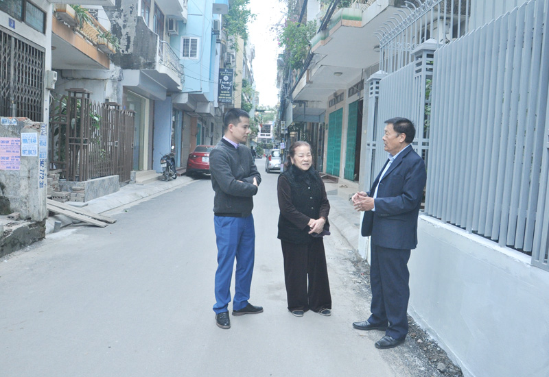 Cán bộ phường Bạch Đằng, TP Hạ Long trò chuyện với người dân khu phố 5 nắm tình hình đời sống nhân dân trên địa bàn.