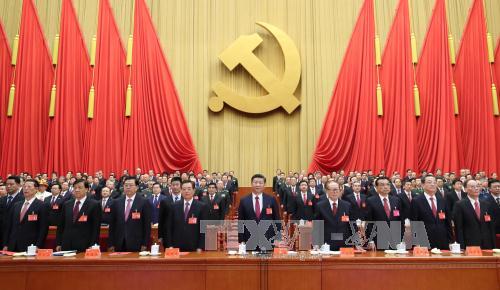 Tổng Bí thư, Chủ tịch Trung Quốc Tập Cận Bình (giữa, phía trước) tại phiên bế mạc Đại hội XIX Đảng Cộng sản Trung Quốc tại Bắc Kinh ngày 24/10. Ảnh: THX/TTXVN