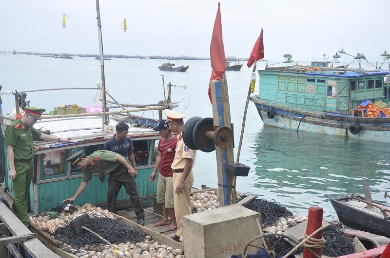 Công an huyện Cô Tô tuyên truyền vận động ngư dân trên địa bàn tích cực tham gia giữ gìn đảm bảo TTATXH tại địa phương.
