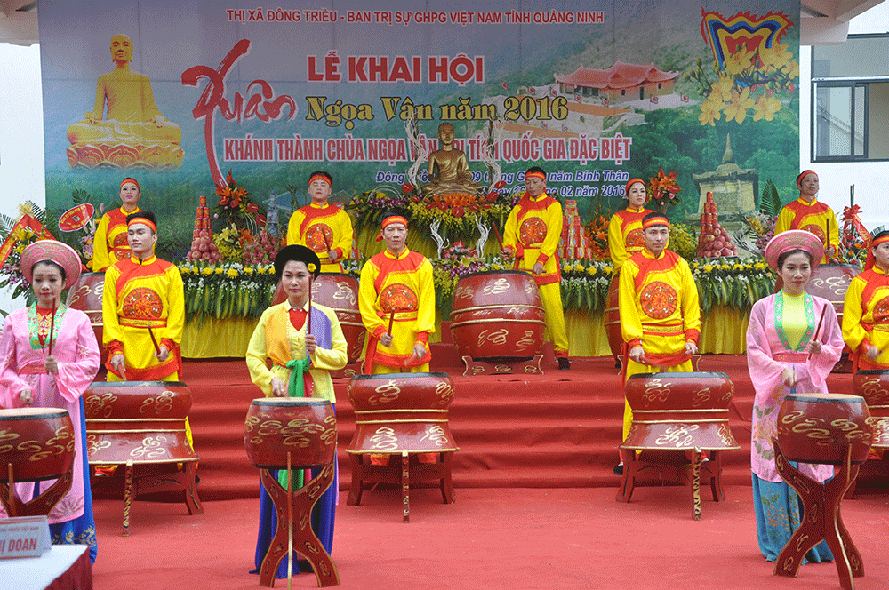 Các nghệ sĩ Đoàn NT Chèo Quảng Ninh biểu diễn tại Liên hoan Xuân Ngọa Vân năm 2016. Ảnh Phan Hằng