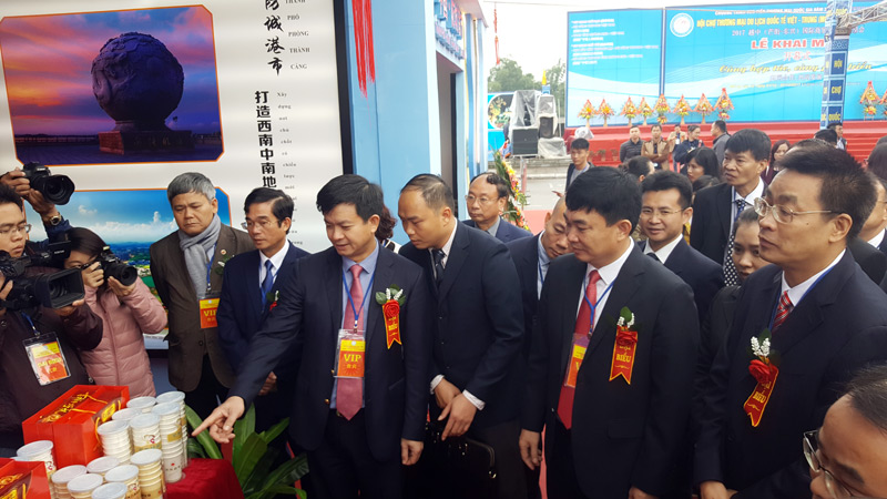Đồng chí Lê Quang Tùng, Phó Chủ tịch UBND tỉnh cùng các đại biểu tham quan một số gian hàng tại hội chợ.