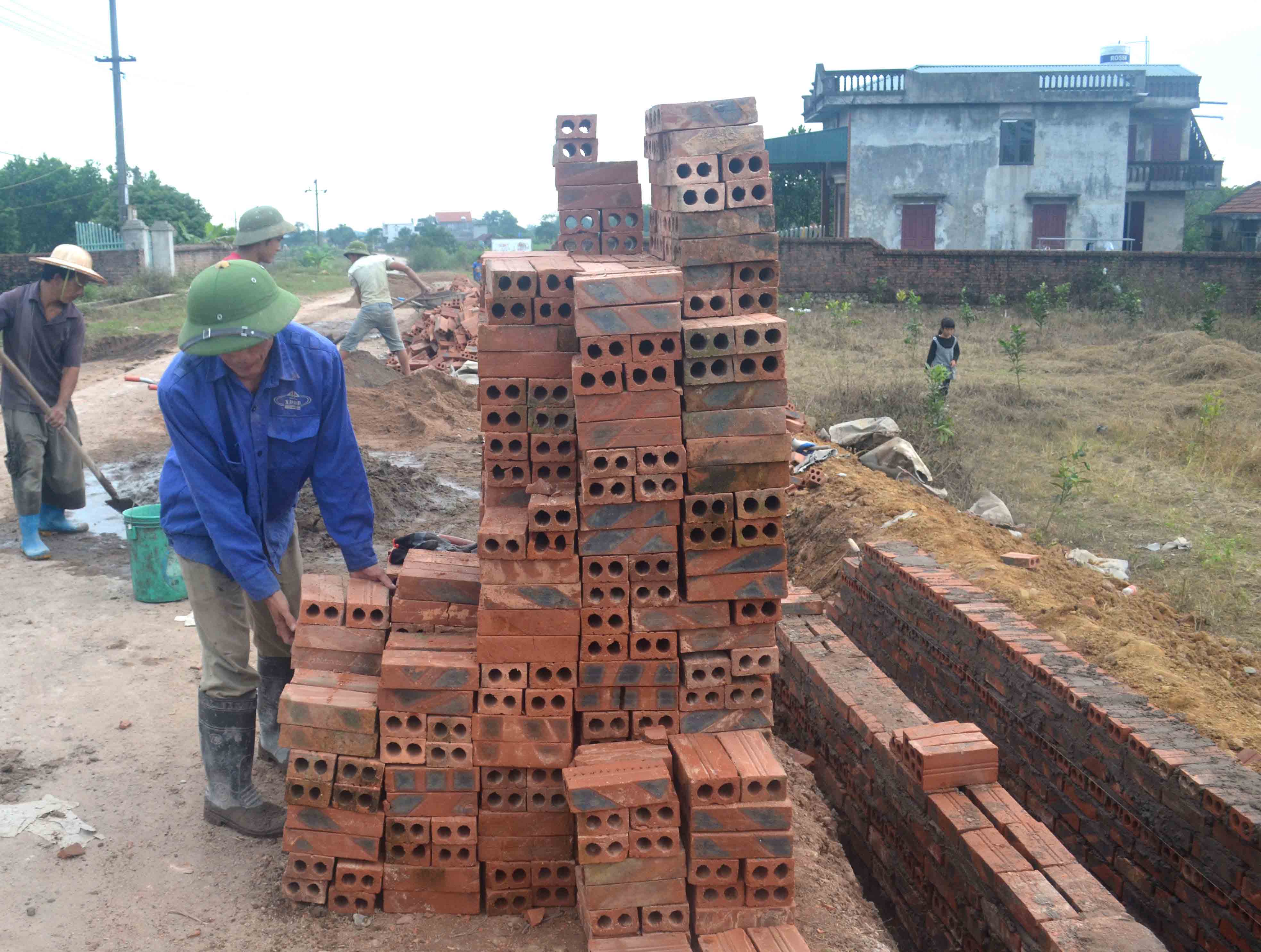 Sau khi hoàn thành nhà ở, anh Chíu Phún Sáng, thôn Mào Lẻng, xã Quảng Lâm đã tích cực với nghề thợ xây và đã trả gần hết nợ
