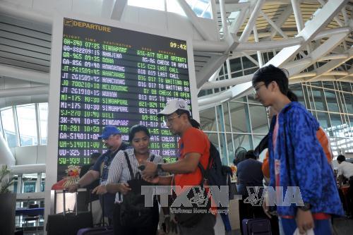 Hành khách chờ làm thủ tục tại sân bay quốc tế Ngurah Rai trên đảo Bali, Indonesia ngày 30/11. Ảnh: THX/TTXVN