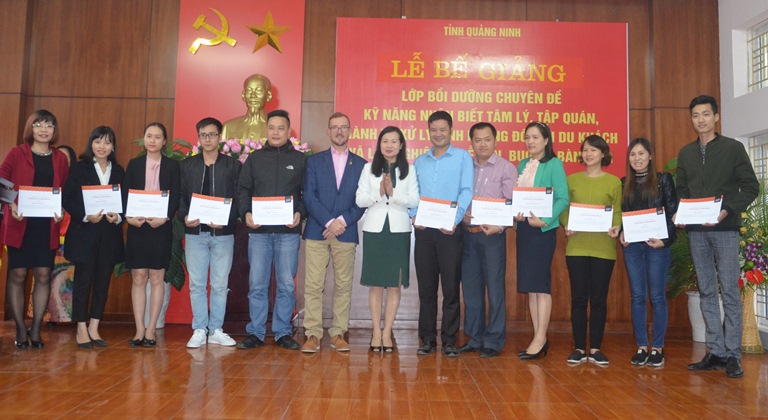 Lãnh đạo Trường Đào tạo cán bộ Nguyễn Văn Cừ và giảng viên trao chứng chỉ tốt nghiệp cho các học viên,