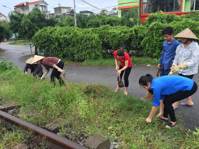 Các đoàn thể và nhân dân khu phố 12, phường Quang Trung ra quân dọn vệ sinh môi trường tại tuyến đường trong khu