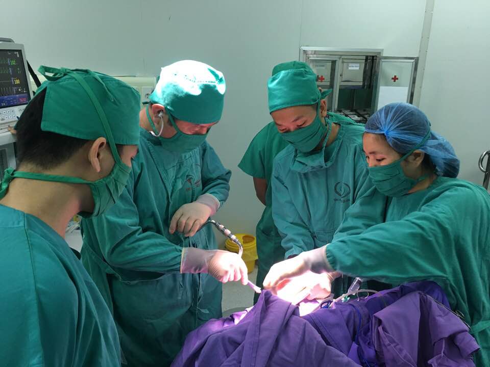 Bệnh viện Sản Nhi tỉnh Quảng Ninh thực hiện phẫu thuật điều trị lún xương sọ vùng đỉnh cho bé gái 3 tuổi tại 