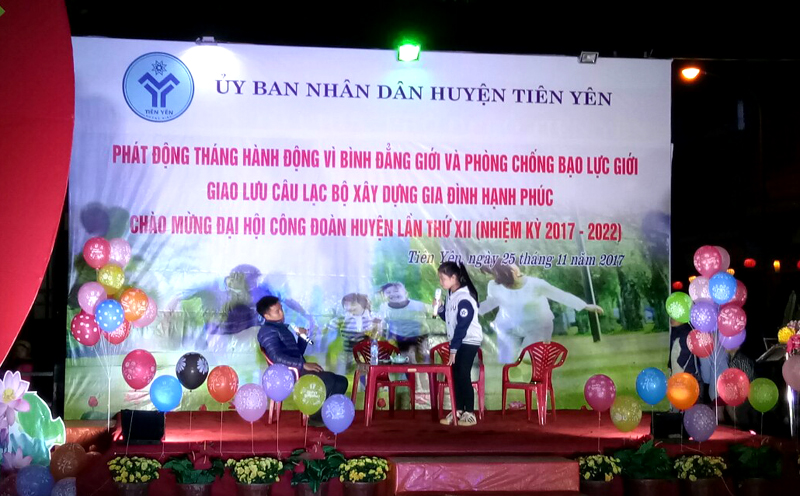 Một tiểu phẩm về bình đẳng giới được biểu diễn tại lễ phát động Tháng hành động vì bình đẳng giới cấp tỉnh năm 2017 tại huyện Tiên Yên