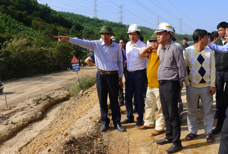 Đồngg chí Vũ Văn Diện, Phó Chủ tịch UBND tỉnh kiểm, xử lý những vướng mắc trên địa bàn huyện Hoành Bồ