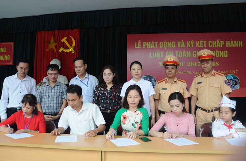 Lễ ký kết tuyên truyền ATGT tại Trường Tiểu học Quang Trung (TP Hạ Long) 