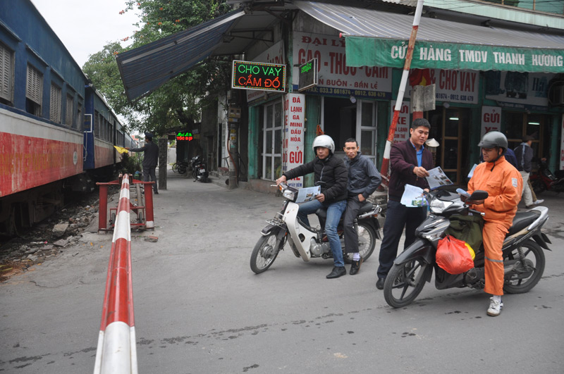 Đoàn viên Thanh niên Sở GTVT phát tờ rơi tuyên truyền Luật giao thông tại TP Uông Bí 