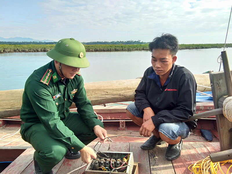Trạm Kiểm soát biên phòng Đầm Hà, bắt giữ tàu cá vỏ gỗ, của Lê Công Thành đang sử dụng thiết bị đánh bắt thủy sản theo hình thức tận diệt ngày 18/10/2017. Ảnh Quốc Nghị (CTV).