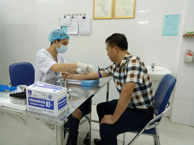 Lấy máu kiểm tra đường huyết cho bệnh nhân tại Trung tâm Y tế Dự phòng tỉnh.