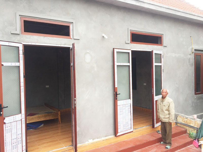 Ông Bùi Huy May, khu 7, phường Nam Hòa, TX Quảng Yên phấn khởi vì được cấp GCNQSDĐ để hưởng chính sách hỗ trợ xây nhà mới.