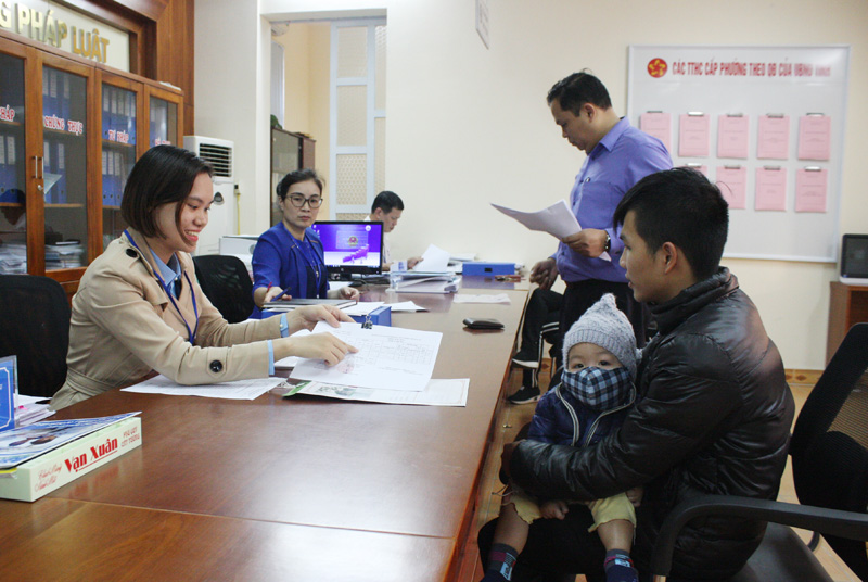 CBCC Bộ phận tiếp nhận và trả kết quả hiện đại phường Cao Xanh hướng dẫn người dân giải quyết thủ tục hành chính.