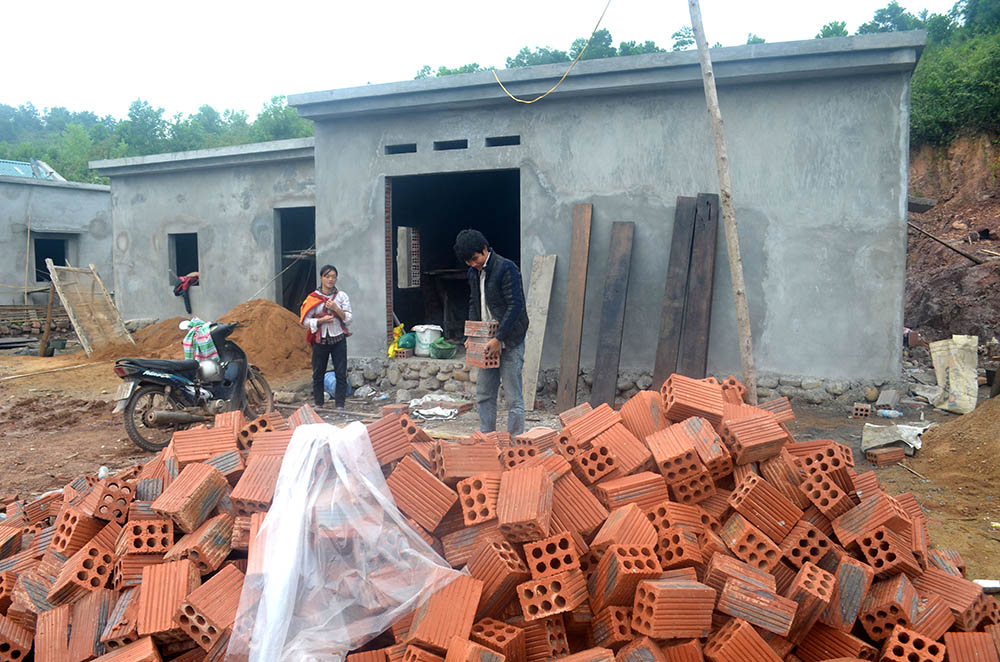 Vợ chồng anh Chíu Sáng Phong, thôn Quế Sơn, xã Đông Ngũ (huyện Tiên Yên) xây nhà trên diện tích đất do cán bộ xã vận động doanh nghiệp hiến tặng  