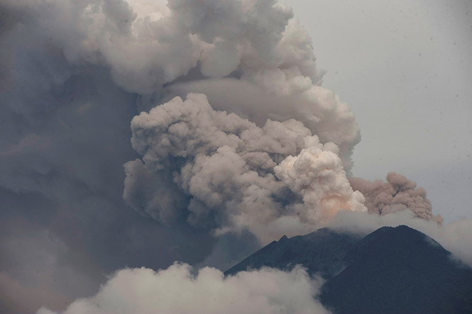 Núi lửa Agung đang hoạt động mạnh trên đảo Bali. Ảnh: ẢNH: REUTERS