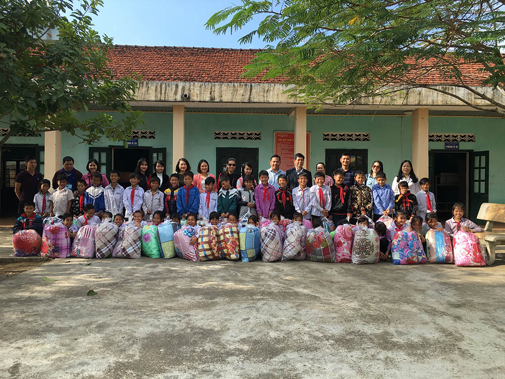 Công ty Long Bay tặng chăn ấm cho học sinh bán trú Trường Tiểu học Lục Hồn (huyện Bình Liêu)