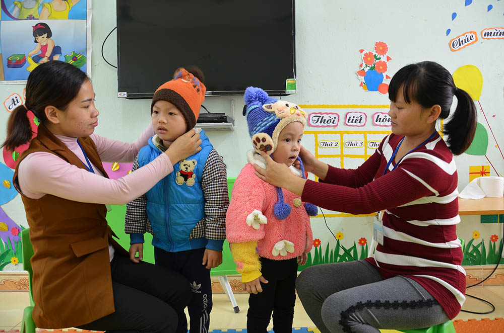 Các cô giáo Trường Mẫu giáo Tình Húc đội mũ len giữ ấm cho trẻ