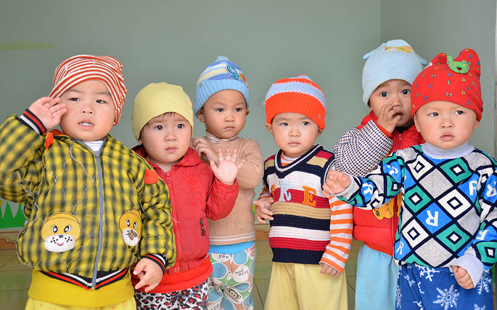 Nhóm trẻ 24-36 tháng tuổi ở Trường Mẫu giáo Tình Húc đều được mặc ấm trong mùa đông
