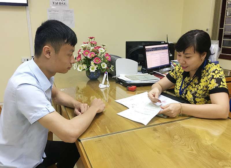 Cán bộ bộ phận tiếp nhận và trả kết quả hiện đại phường Cẩm Thịnh, TP Cẩm Phả giải quyết thủ tục hành chính cho người dân
