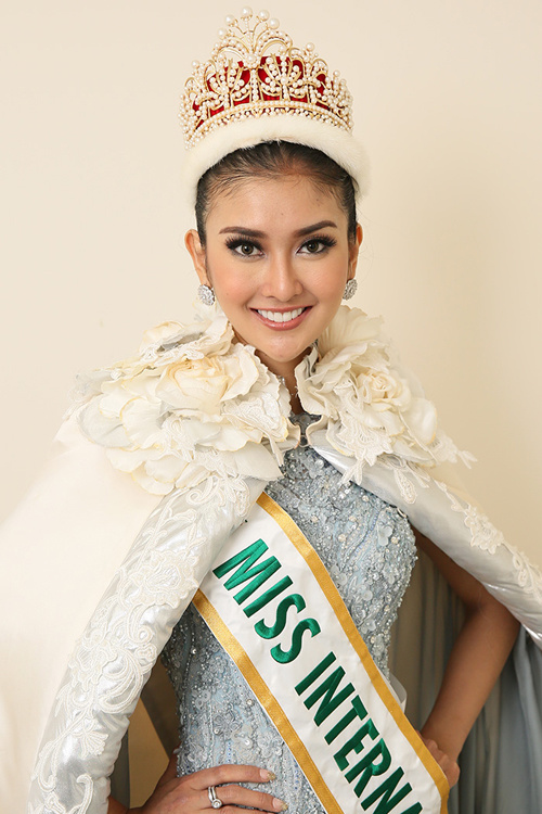 Kevin Lilliana đăng quang Hoa hậu Quốc tế 2017 trong chung kết diễn ra ngày 14/11 tại Tokyo, Nhật Bản. Kevin Lilliana sinh năm 1996. Cô cao 1,77 m, số đo ba vòng là 82-64-82 cm. Hoa hậu Quốc tế 2017 là người mẫu nổi tiếng của Indonesia. Cô từng đoạt danh hiệu Á hậu 1 tại cuộc thi Puteri Indonesia 2017.