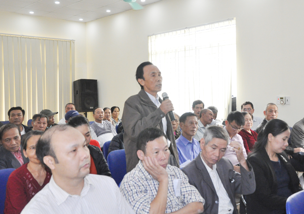 Đại diện cử tri phường Giếng Đáy (TP Hạ Long) phát biểu ý kiến tại buổi tiếp xúc cử tri của HĐND Thành phố tại địa phương 