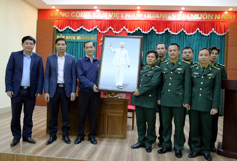 Đồng chí Vũ Hồng Thanh tặng cán bộ, chiến sĩ Đồn Biên phòng cửa khẩu Hoành Mô bức ảnh chân dung Chủ tịch Hồ Chí Minh.