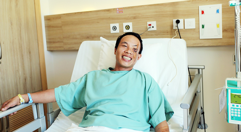 Anh Đức với niềm vui được các bác sĩ Vinmec Nha Trang đã phẫu thuật thành công chữa trị cả đôi chân và đôi mắt.