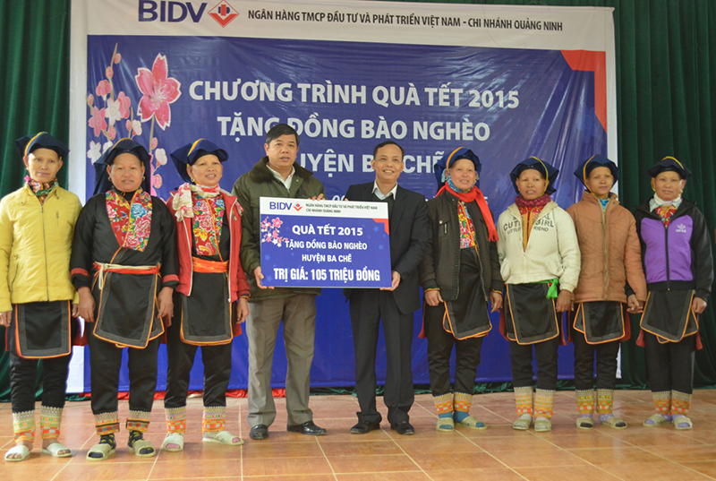 Lãnh đạo BIDV Quảng Ninh trao tặng 350 suất quà Tết 2015 cho đồng bào nghèo huyện Ba Chẽ.
