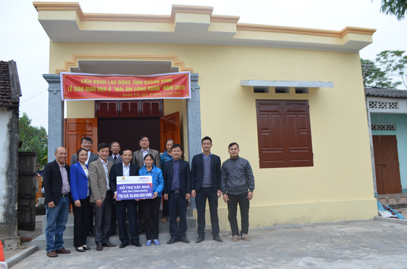 BIDV Quảng Ninh trao hỗ trợ xây Mái ấm công đoàn cho gia đình chị Phạm Thị Thu Trang, trú tại phường Cộng Hòa, công nhân Công ty CP Thạch Bàn Yên Hưng 