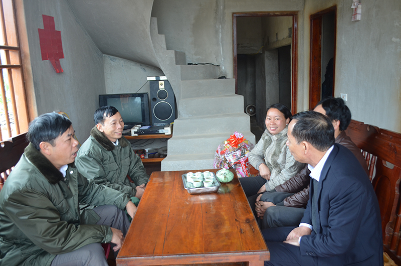 Lãnh đạo BIDV Quảng Ninh thăm nhà mới và trao hỗ trợ xây nhà cho gia đình anh Triệu Quay Kim, dân tộc Dao, thôn Khe Vang, xã Đồn Đạc, huyên Ba Chẽ. 
