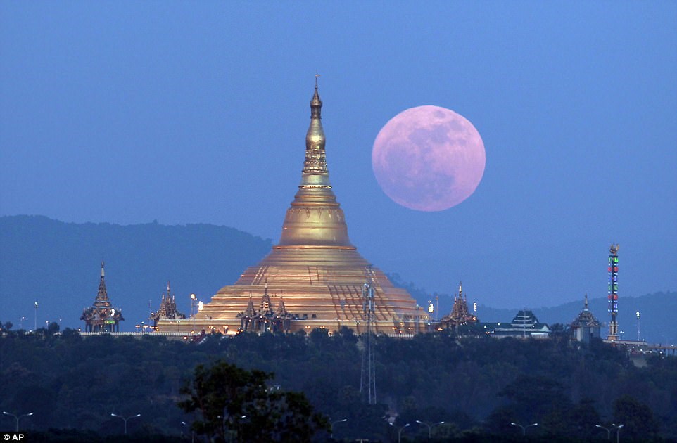 Siêu Trăng trên bầu trời thủ đô Naypyitaw, Myanmar. (Nguồn: AP)